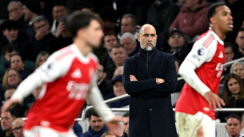 Менаџерот на Тотенхем, Игор Тудор, ги гледа играчите на Арсенал