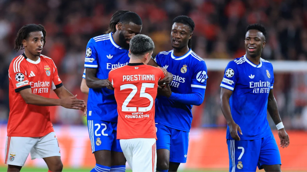 Дуел меѓу играчите на Реал Мадрид и Бенфика