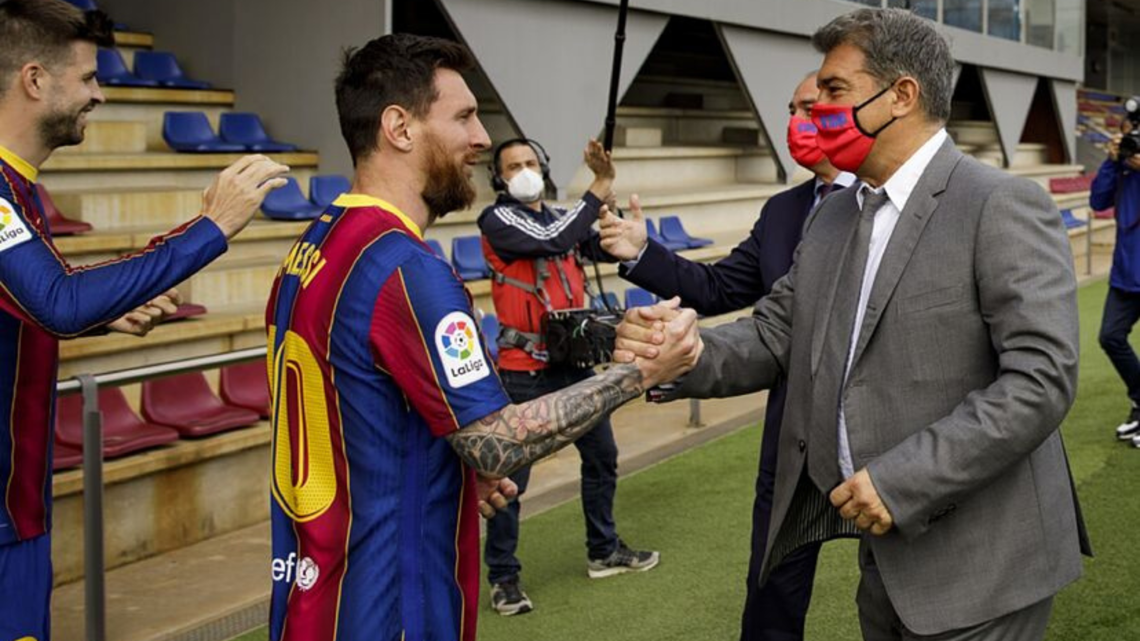 Претседателот на Барса, Хоан Лапорта, и поранешниот играч на Барселона, Лионел Меси, се поздравуваат