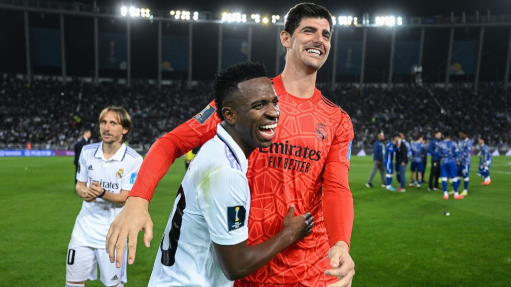 Играчите на Реал Мадрид, Винисиус Жуниор и Тибо Куртоа, се смеат