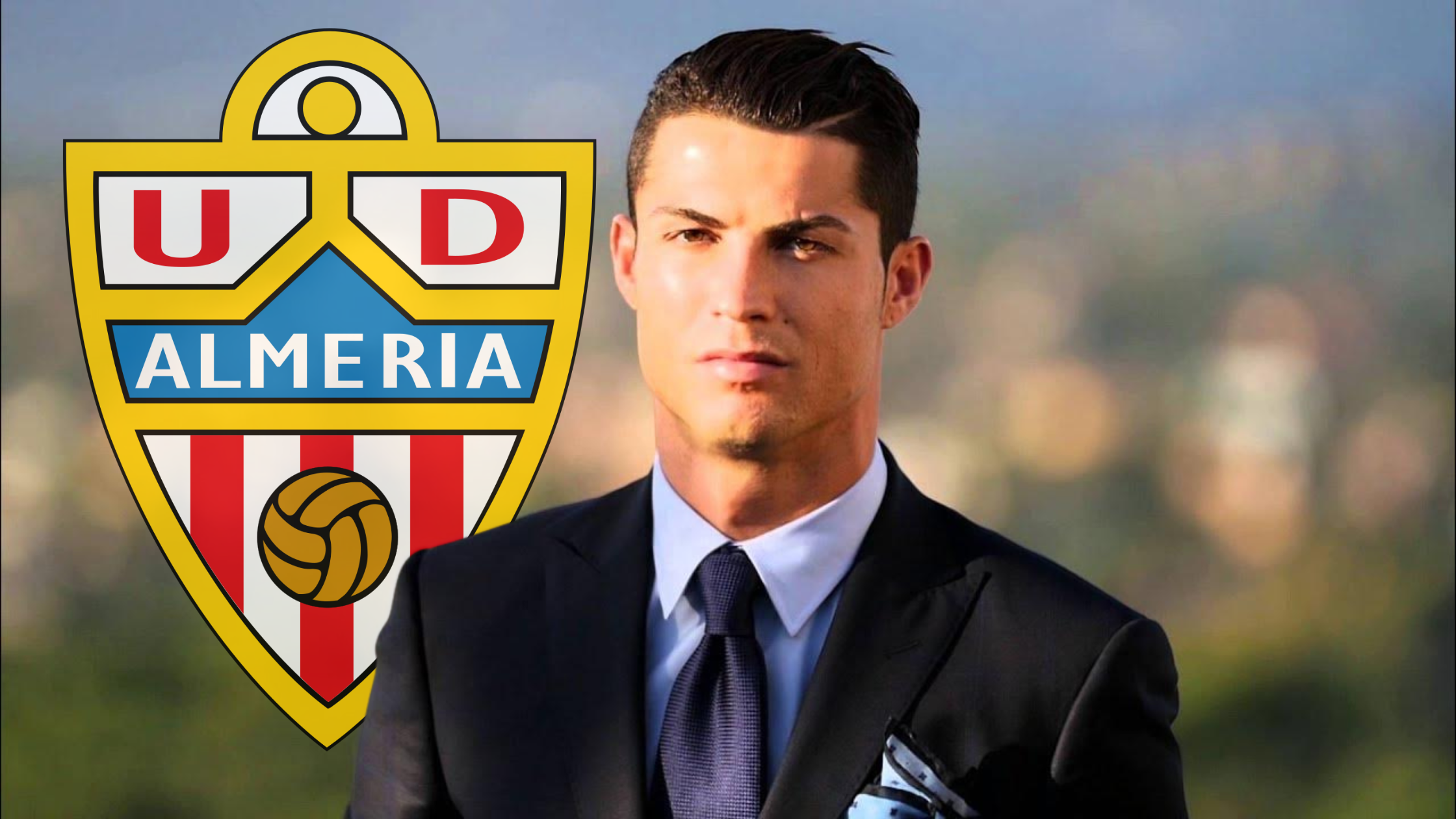 Кристијано Роналдо во костум, и логото на Алмерија во позадина