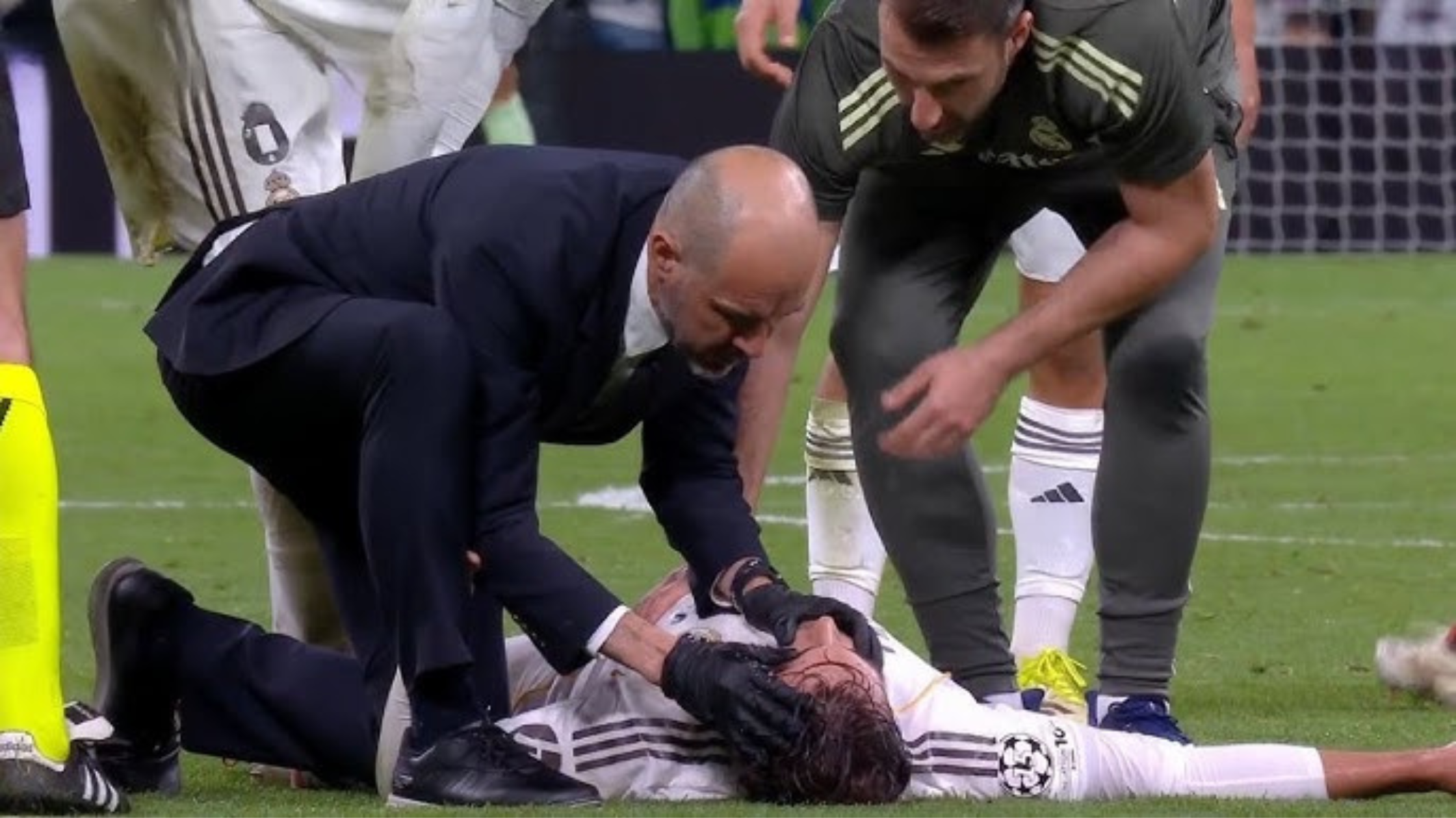 Играчот на Реал Мадрид, Раул Асенсио лежи на трева, повреден