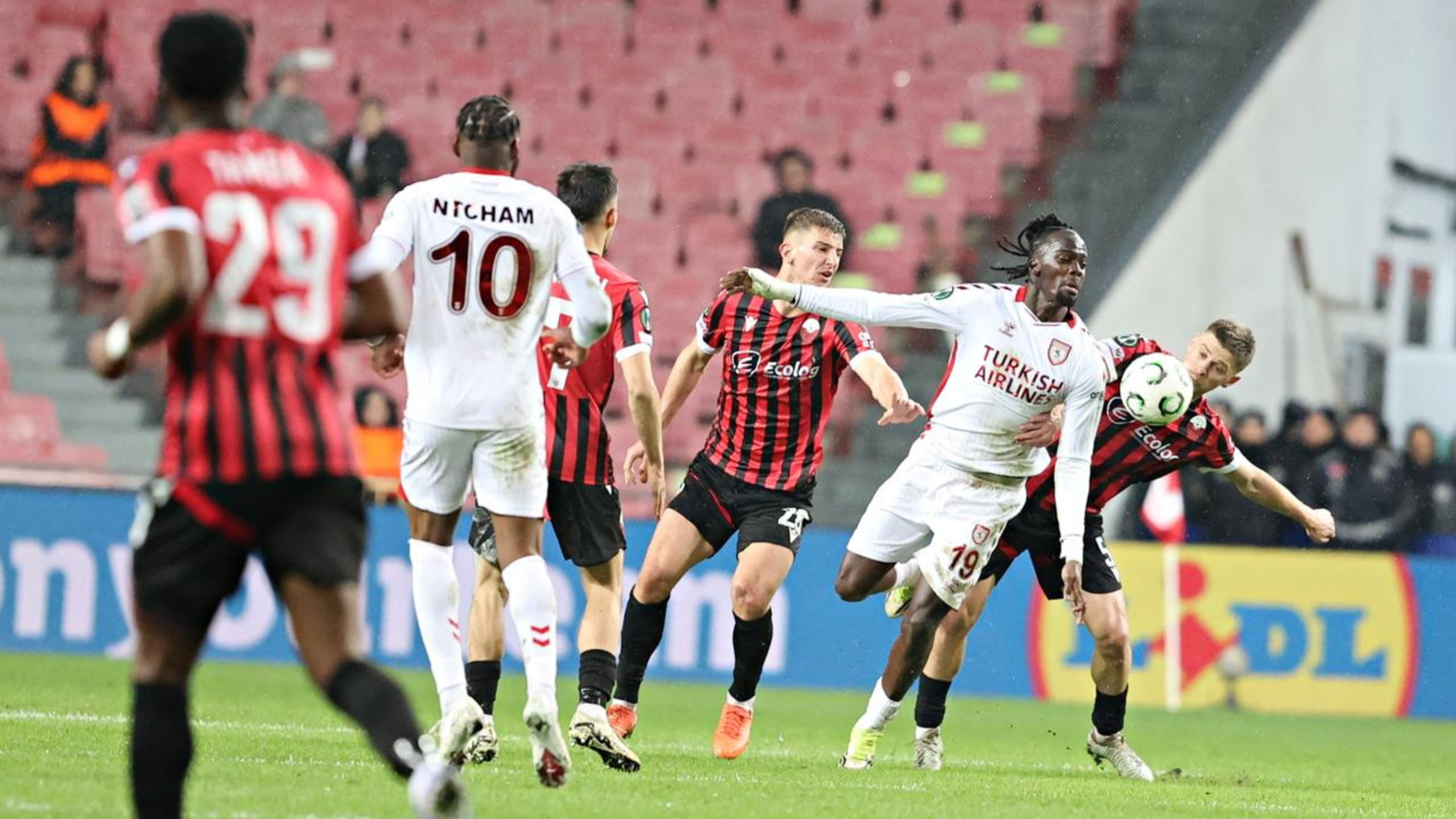 Играчите на Шкендија во дуел со играчите на Самсунспор