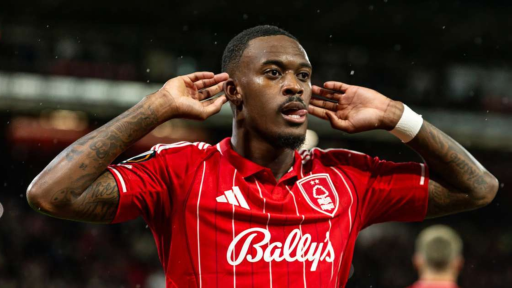 Играчот на Нотингем Форест, Калум Хадсон Одој, слави после постигнат гол