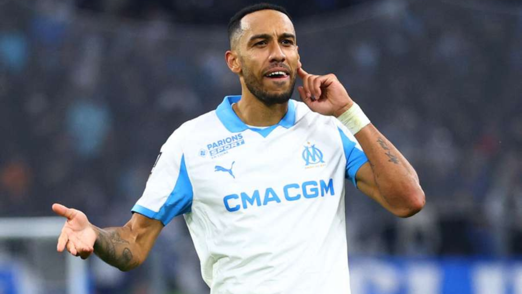 Играчот на Марсеј, Пјер Емерик Обамејанг, слави гол