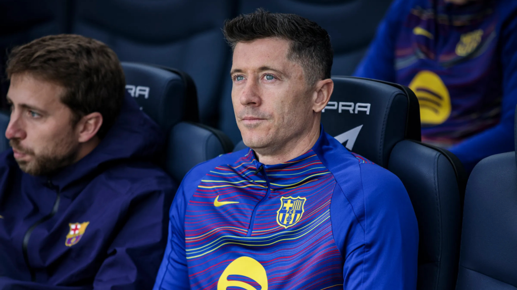 Играчот на Барселона, Роберт Левандовски, седи на клупа