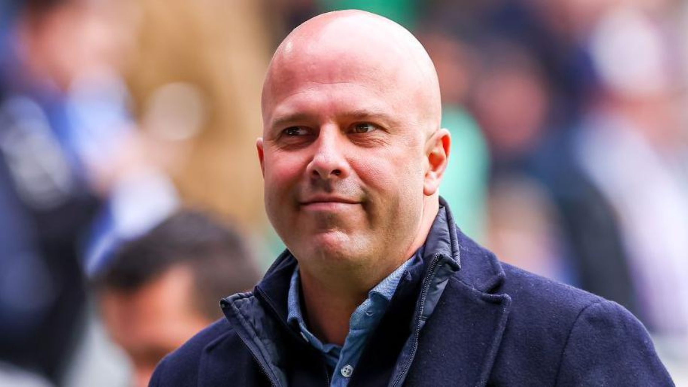 Менаџерот на Ливерпул, Арне Слот, со полу насмевка