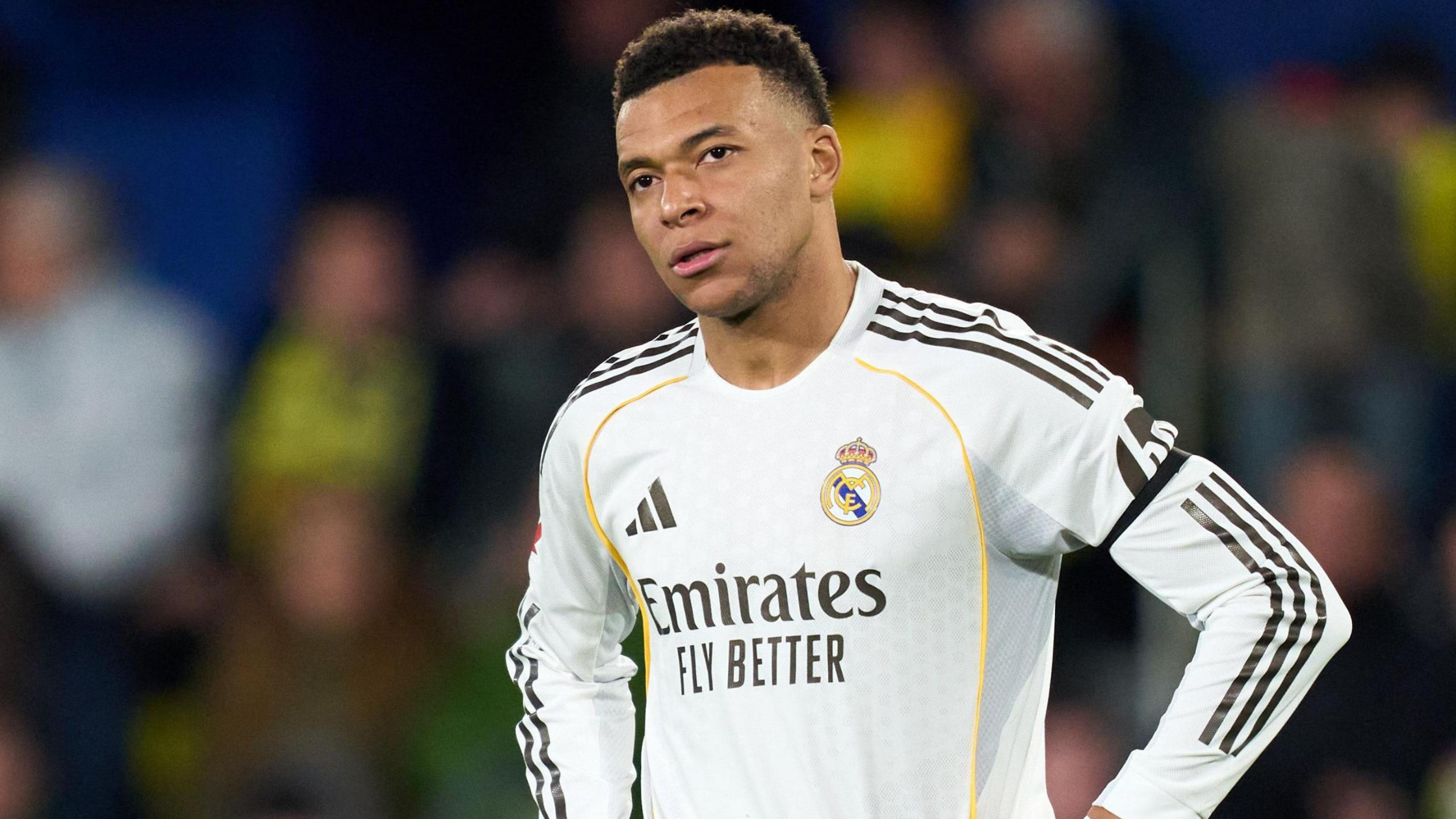 Играчот на Реал Мадрид, Килијан Мбапе, со раце на колковите