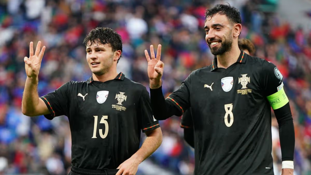 Репрезентативците на Португалија, Жоао Невеш и Бруно Фернандеш, слават