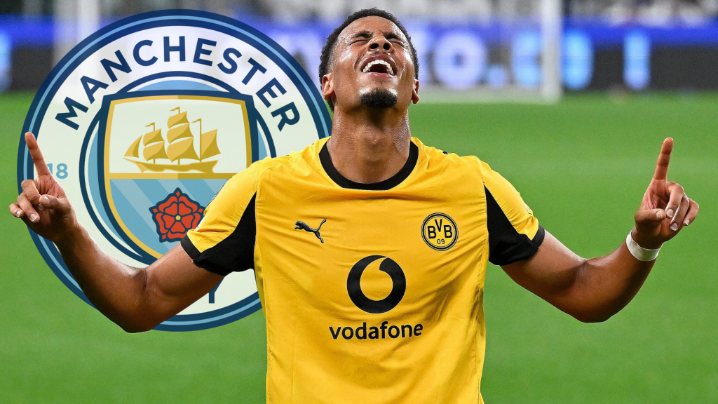 Играчот на Борусија Дортмунд, Феликс Нмеча, и логото на Манчестер Сити