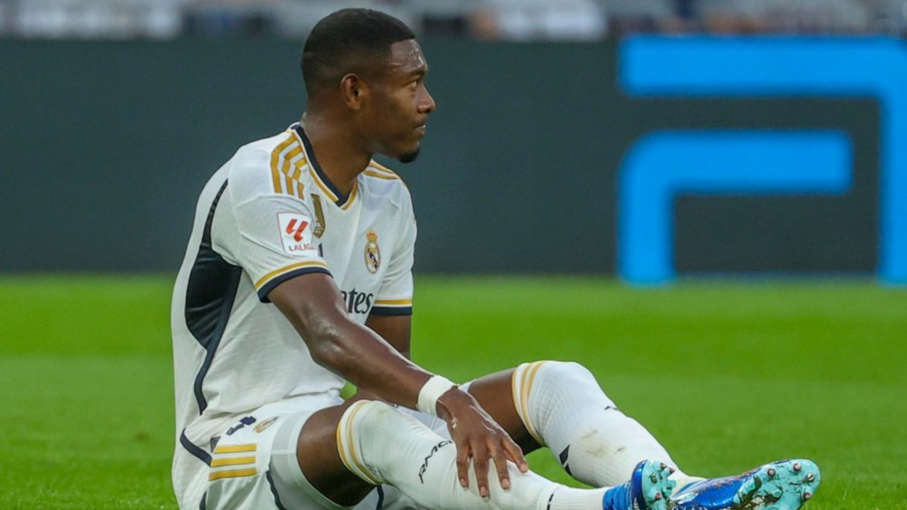 Играчот на Реал Мадрид, Давид Алаба, седи на тревникот, повреден