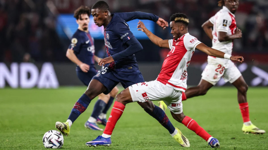 Дуел меѓу играч на ПСЖ, и играч на Монако