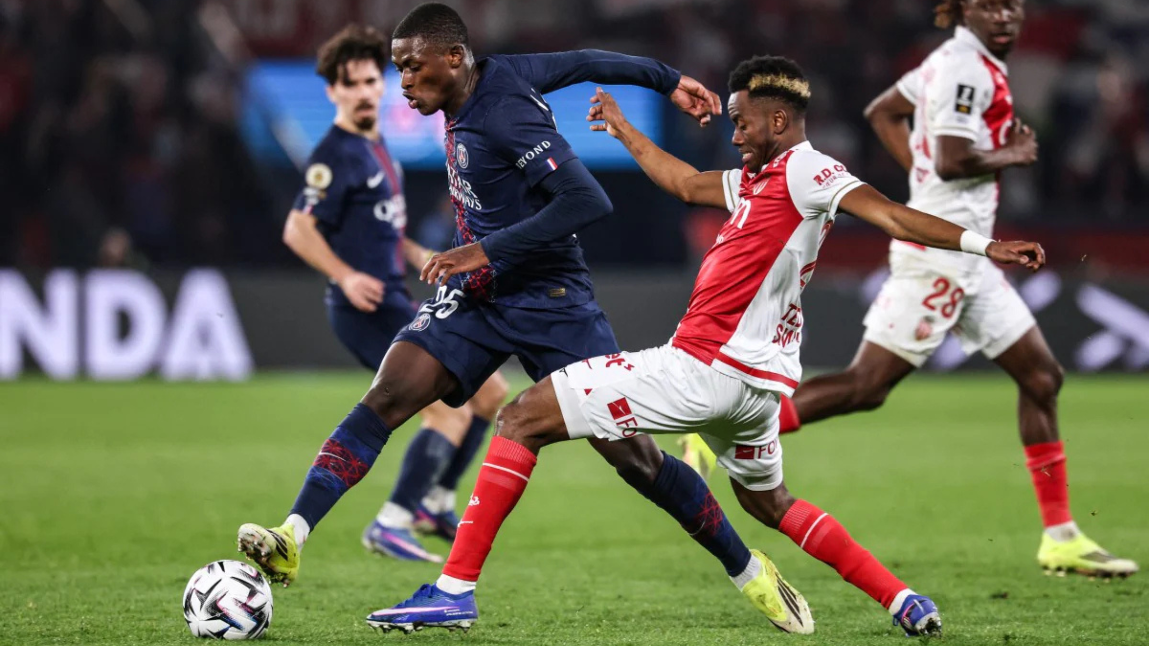 Дуел меѓу играч на ПСЖ, и играч на Монако