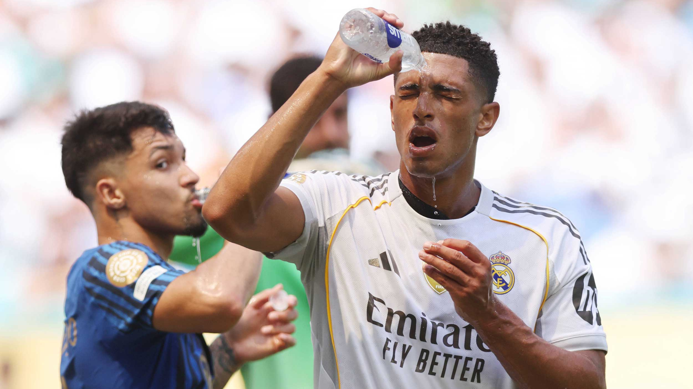 Играчот на Реал Мадрид, Џуд Белингам, се лади со шише вода среде натпревар