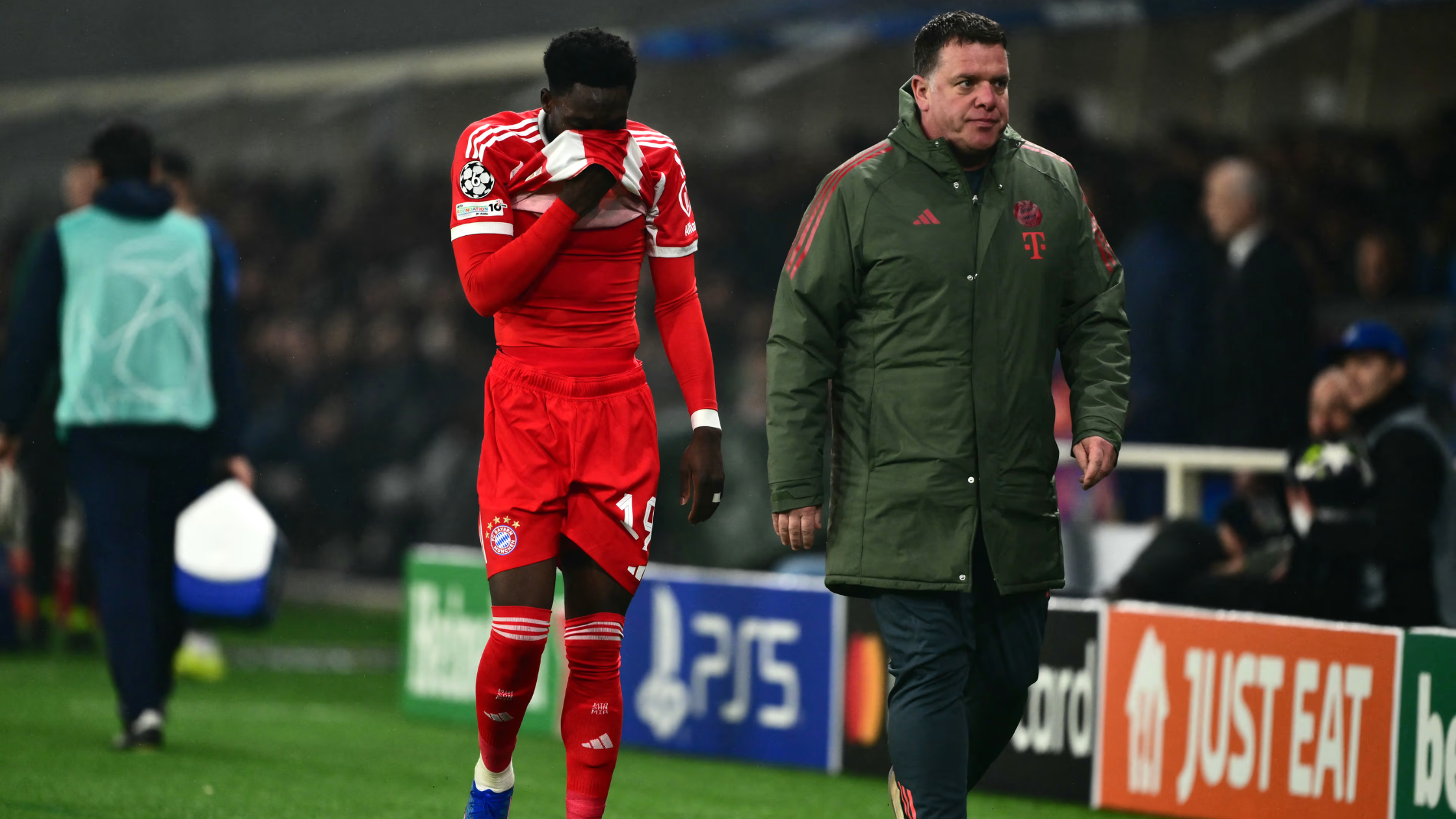 Играчот на Баерн Минхен, Алфонсо Дејвис, го напушта теренот повреден и во солзи