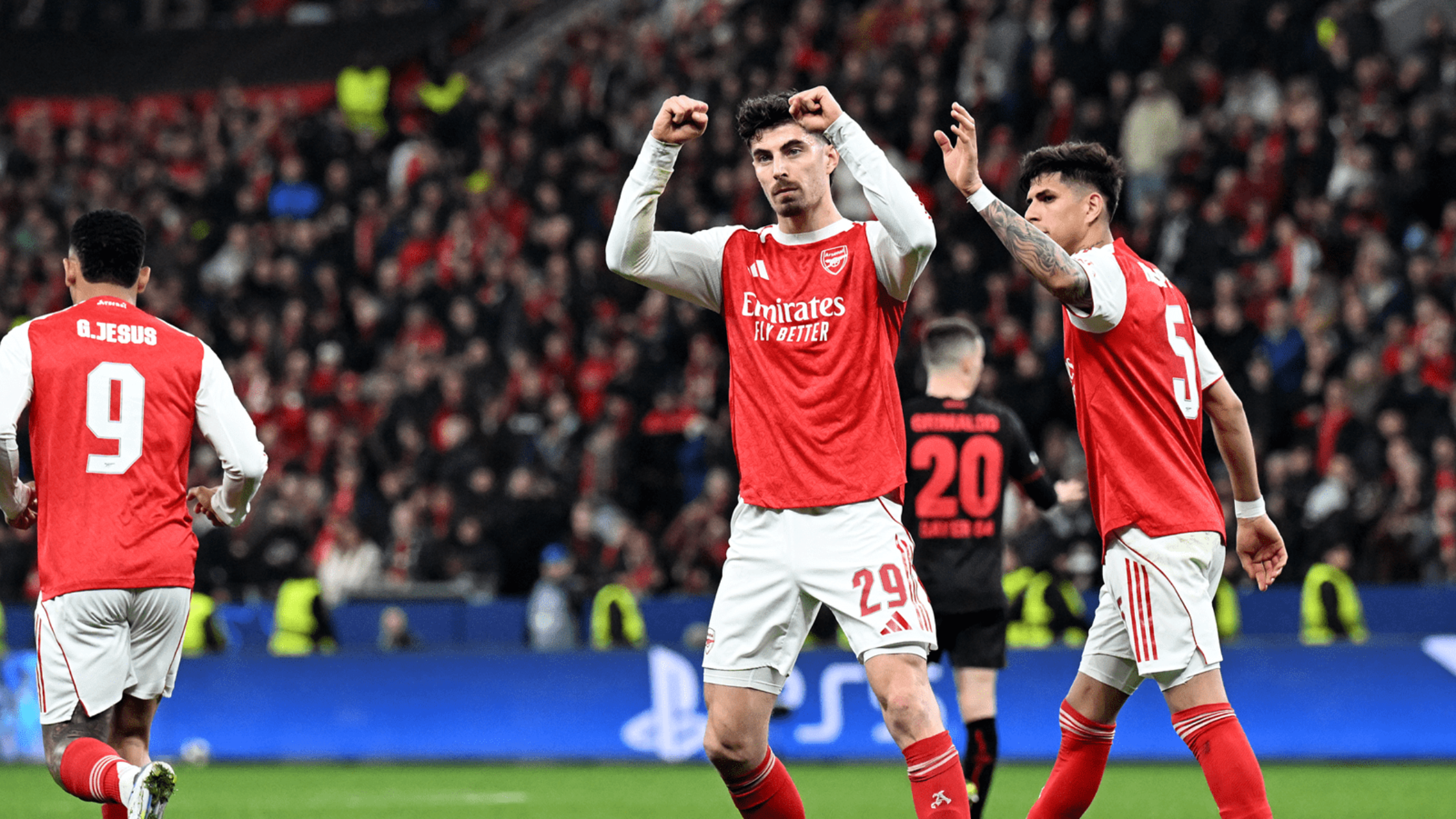 Каи Хаверц и неговите соиграчи од Арсенал слават после постигнат гол