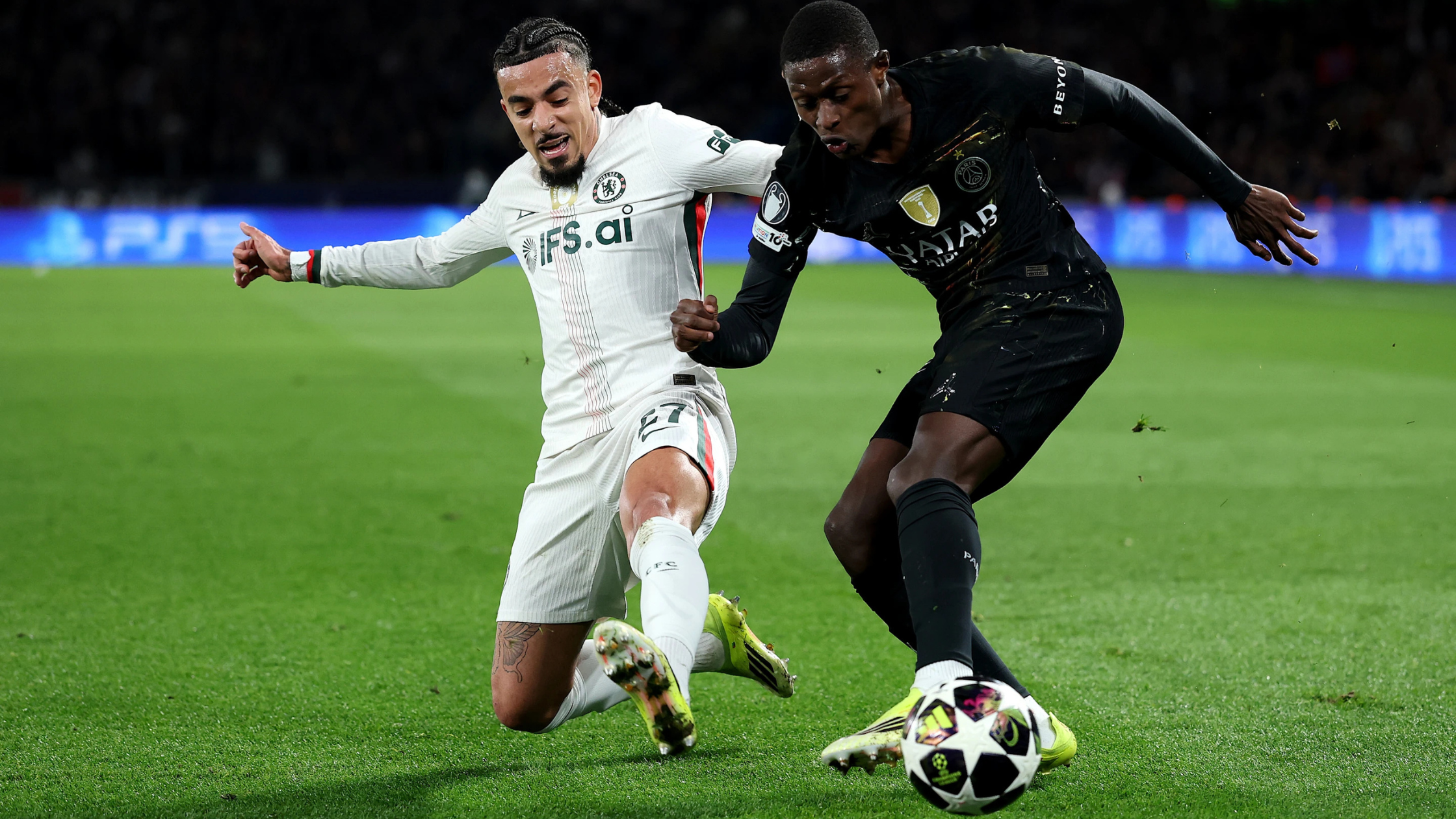 Дуел меѓу играчот на Челси, Мало Густо, и играчот на ПСЖ, Нуно Мендеш