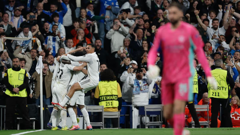 Играчите на Реал Мадрид слават после постигнат гол против Манчестер Сити