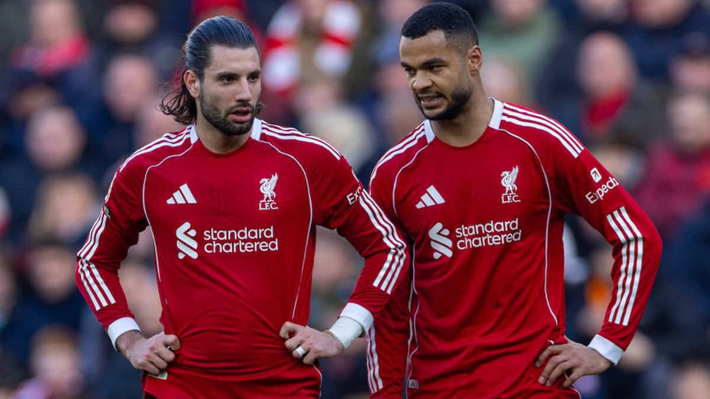 Играчите на Ливерпул Доминик Собослај и Коди Гакпо разочарани