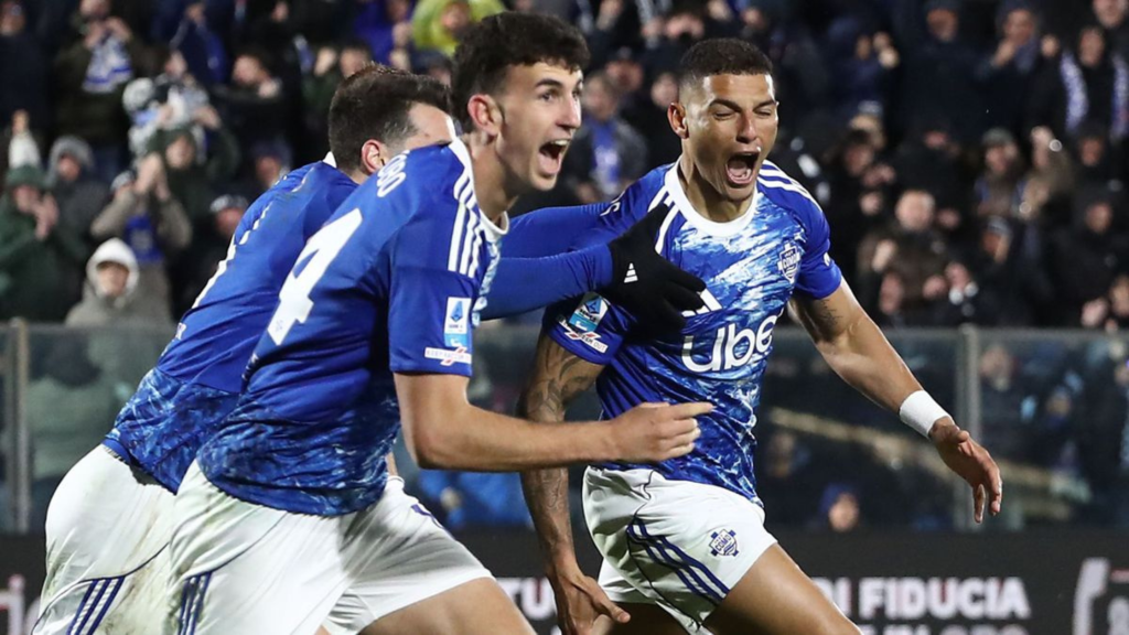 Играчите на Комо слават после постигнат гол