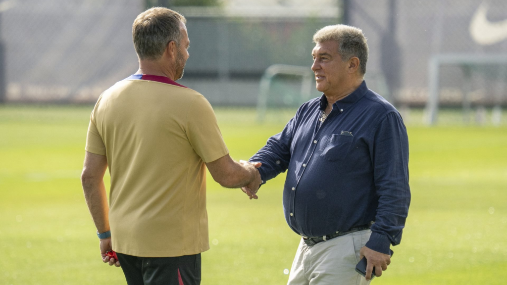 Менаџерот и претседателот на Барселона Ханси Флик и Хоан Лапорта