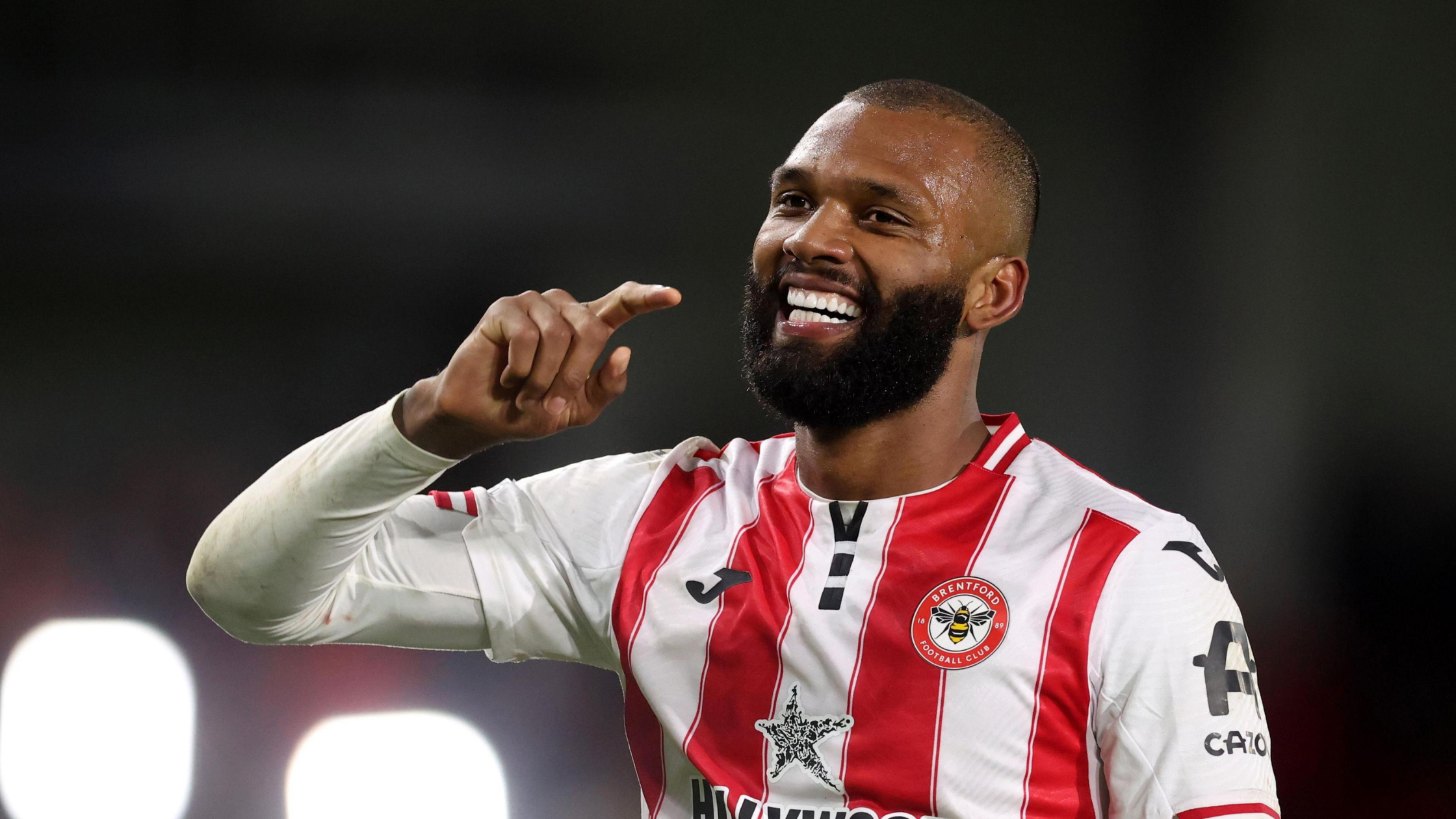 Играчот на Брентфорд, Игор Тијаго, весел