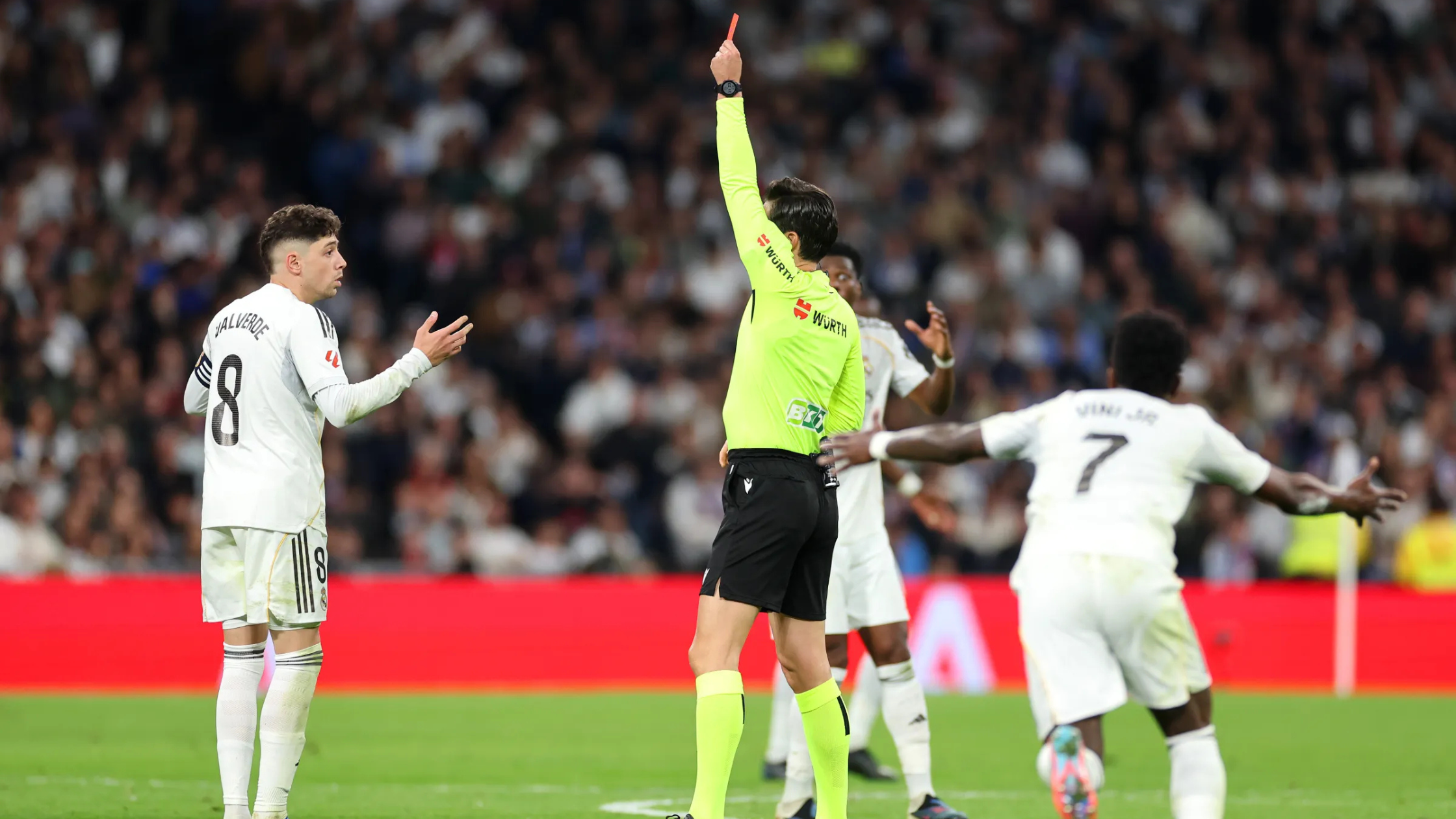 Играчот на Реал Мадрид, Федерико Валверде, добива директен црвен картон