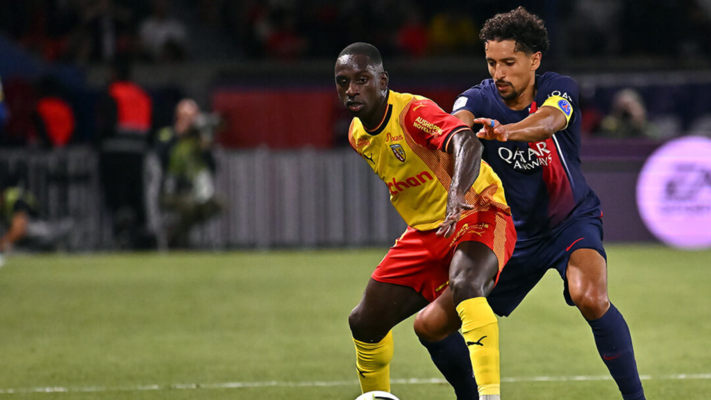 Дуел меѓу играч на Ленс и ПСЖ