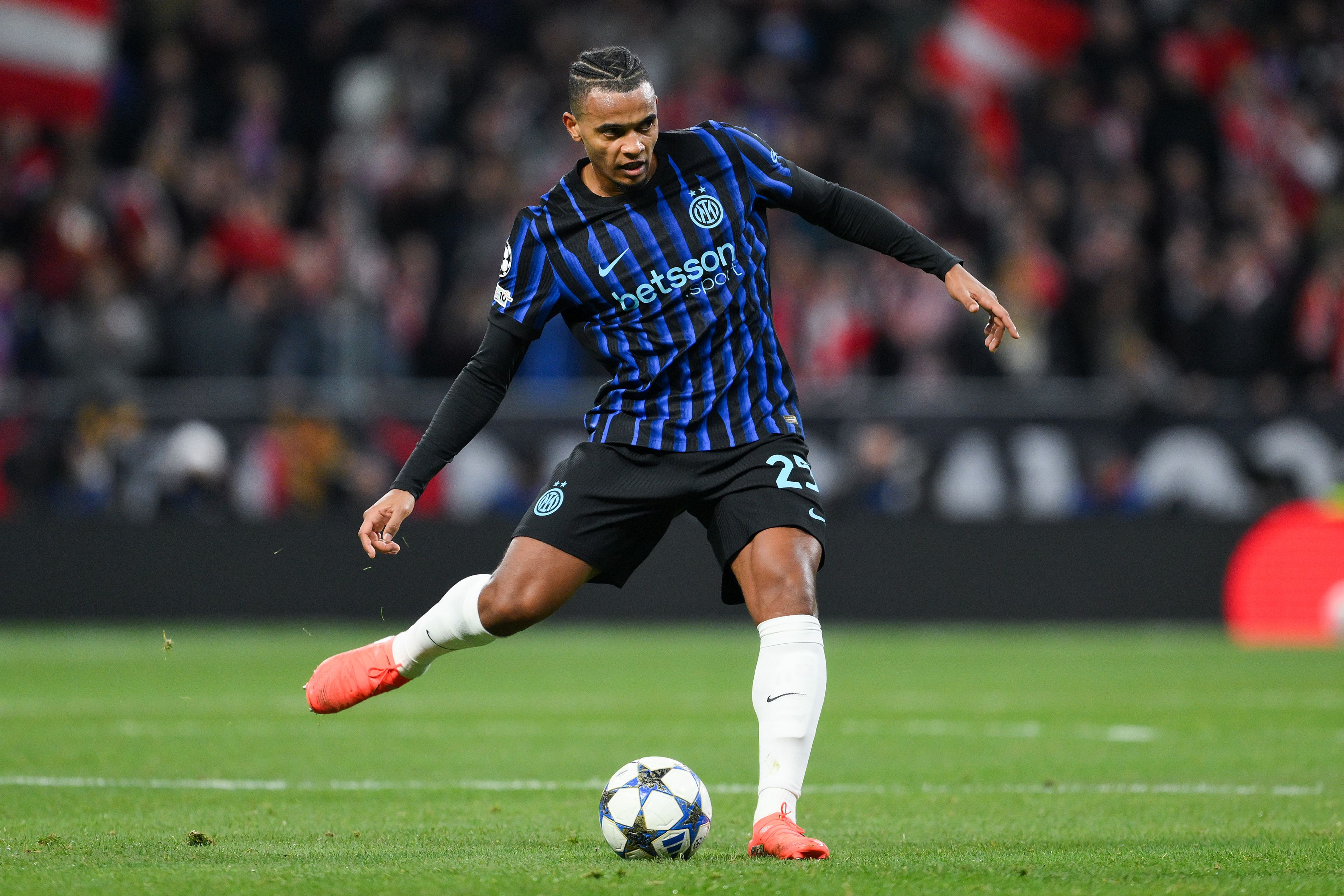 Аканџи и следната сезона ќе го носи дресот на Интер