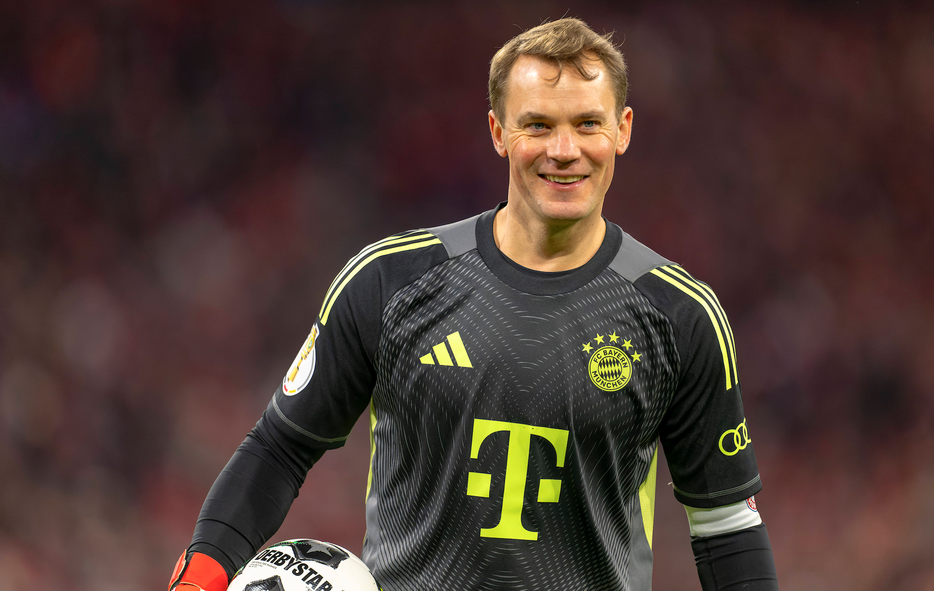 Мануел Ноер ќе го брани голот на Баерн и следната сезона