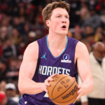 Книпел прв дебитант во историјата на НБА кој ја заврши сезоната како лидер во лигата по тројки