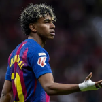 Јамал во клинч со стручниот штаб: Младиот ас лут на Флик и неговите помошници