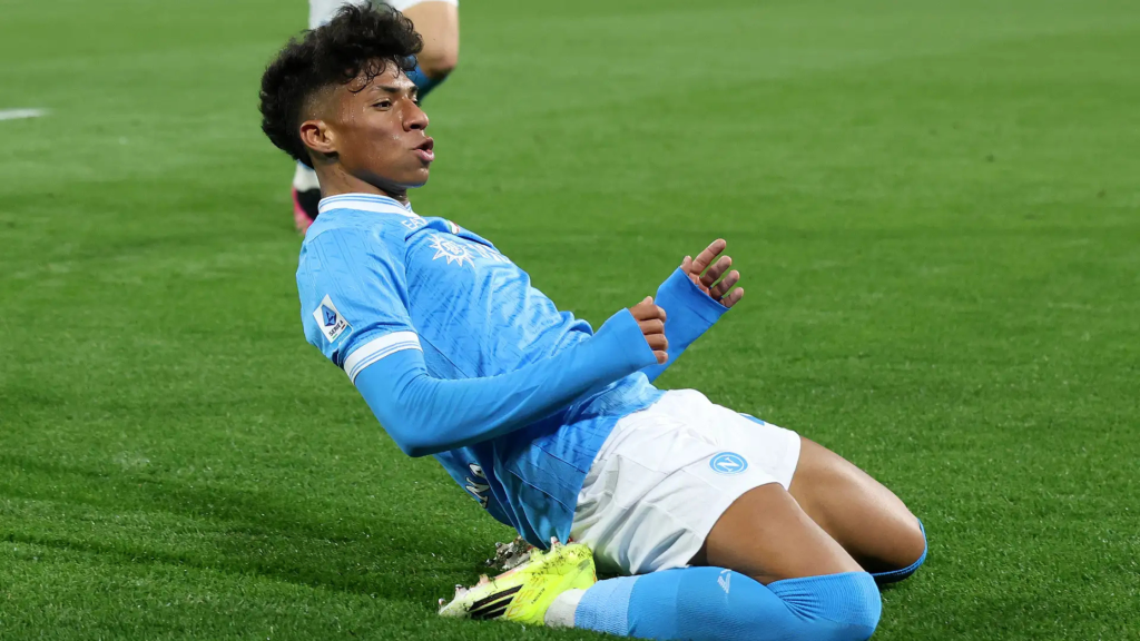 Алисон Сантос слави гол