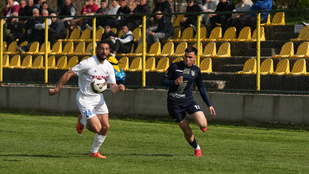 Играч на ФК Скопје во дуел со играч на ФК Новаци