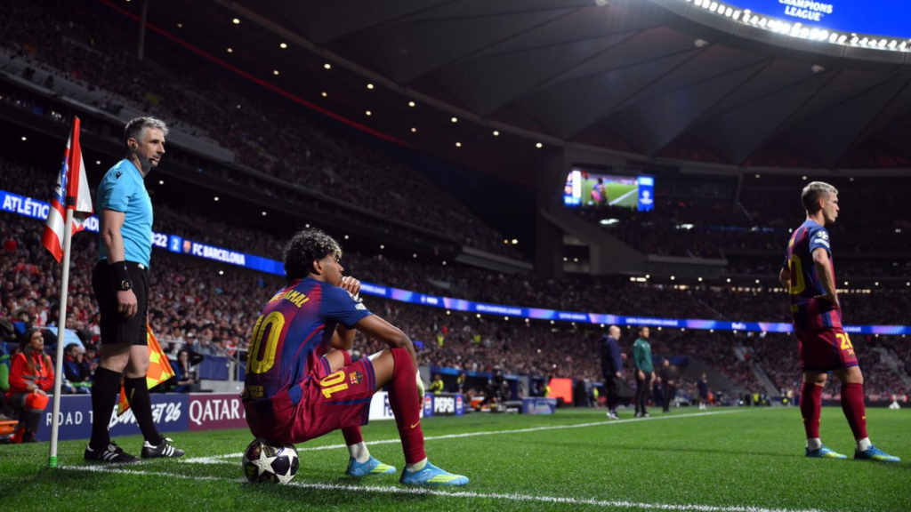 Играчот на Барселона Ламин Јамал, седи на топка