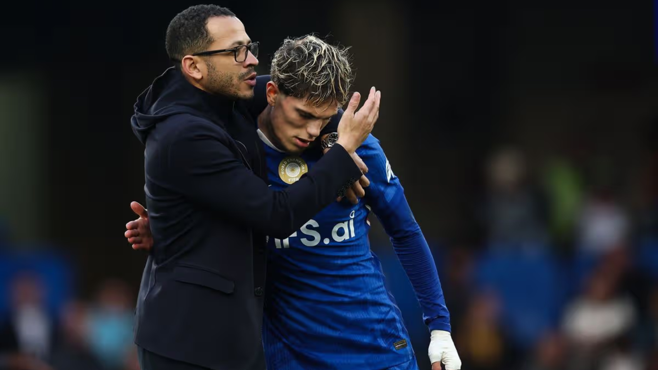 Менаџерот и играчот на Челси, Лиам Росениор и Алехандро Гарначо, во прегратка