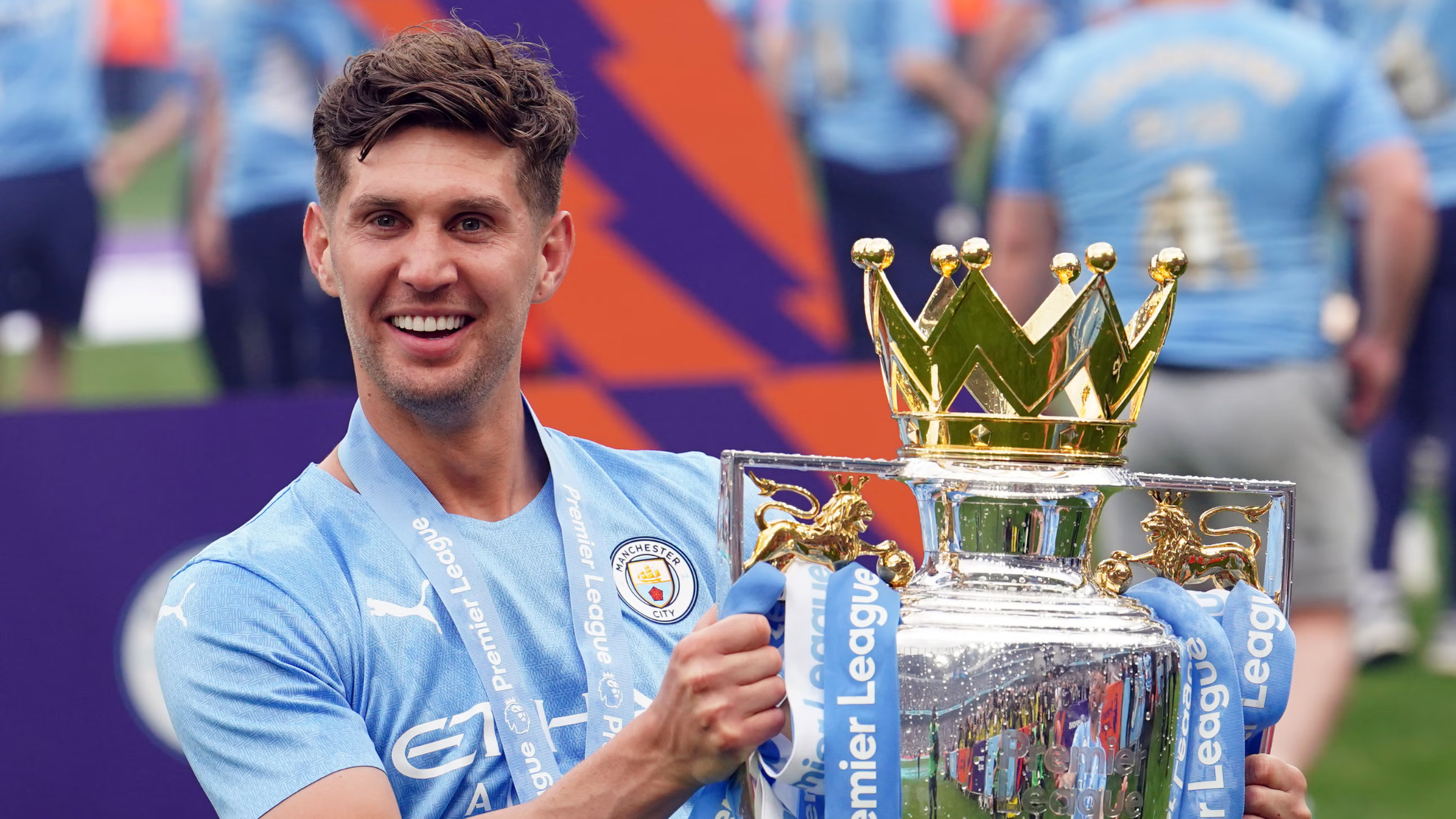Играчот на Манчестер Сити, Џон Стоунс, со премиерлигашкиот трофеј